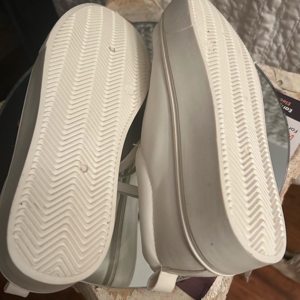 White Sneakers with Embellished Bee Detail, Size 9. Looks Like faux gucci colors - Picture 3 of 6